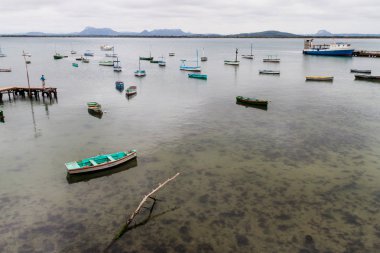Gibara, Küba - 29 Ocak 2016: Tekneler bir Harbor Gibara Köyü, Küba
