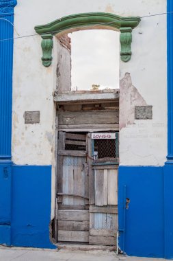 Bir dilipitated Las Tunas, Cuba bina girişine