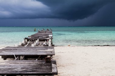 Ahşap iskele köyde Caye Caulker, Belize. Fırtına geliyor.