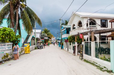 Caye Caulker, Belize - 5 Mart 2016: Köyde Caye Caulker, Belize bir Caddesi'nin görünüm