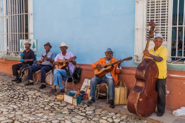Trinidad, Küba - 8 Şubat 2016: Yerel müzisyenler grup merkezi Trinidad, Küba bir sokakta oynuyor.