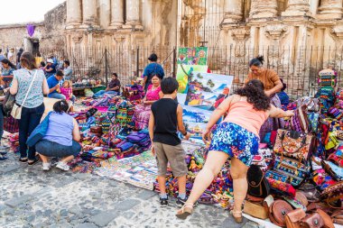 Antigua, Guatemala - 26 Mart 2016: Hafta sonu el sanatları markette Ruinas del Carmen şehirde Antigua Guatemala, Guatemala.