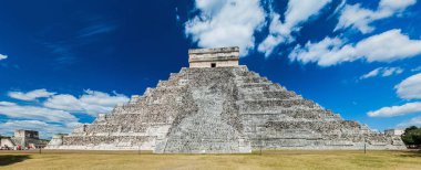 Tüylü yılan piramit, arkeolojik sit Chichen Itza, Meksika