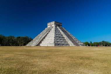 Chichen Itza, Meksika - 26 Şubat 2016: Piramit tüylü yılan Maya arkeolojik sit Chichen Itza, Meksika içinde