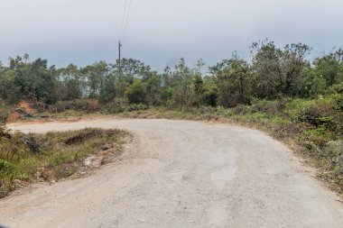 Yalambojoch ve Gracias a Dios, Guatemala arasındaki tozlu kırsal yol