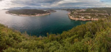 Bay Santiago, Küba'nın girişine