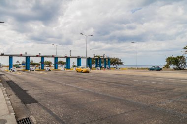 Havana, Küba - 22 Şubat 2016: Otoyol standında Havana tünel girişine.
