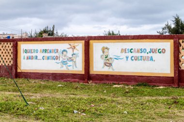 Gibara, Küba - 29 Ocak 2016: Gibara köyü yüzme havuzunda bir duvar duvar resimleri. O says: Ben yüzmeyi; öğrenmek istiyorum dinlenme, oyun ve bir kültür.