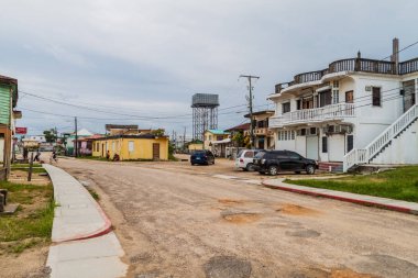 Dangriga, Belize - 6 Mart 2016: Dangriga şehir, Belize bir sokakta görünümünü