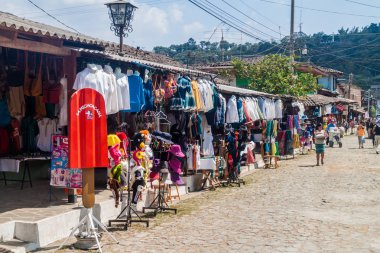 Concepcion De Ataco, El Salvador - 3 Nisan 2016: Giyim tezgahları Concepcion de Ataco köy sokaklarında line.