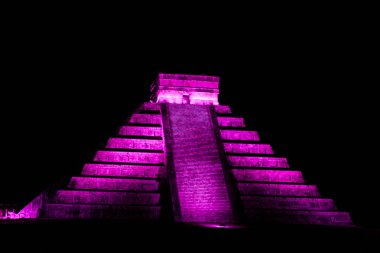 Antik Maya şehri Chichen Itza, Meksika piramitte tüylü yılan gece görünümü