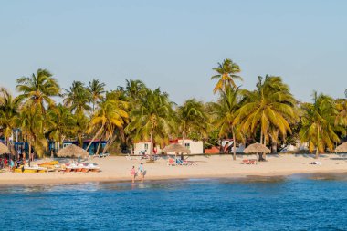 Playa Giron, Küba - 14 Şubat 2016: İnsanlar bir plajda Playa Giron Köyü, Küba.