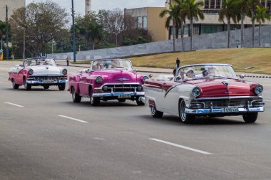 Havana, Küba - 21 Şubat 2016: Renkli vintage arabaya turistler kendi şehir turu üzerinde taşımak. Plaza de la Revoluciön Meydanı.