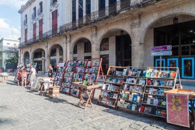 Havana, Küba - 20 Şubat 2016: Hediyelik eşya tezgahları Plaza de Armas Meydanı Havana '.