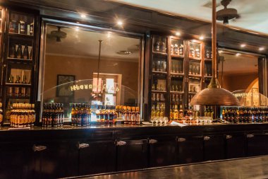 Havana, Küba - 23 Şubat 2016: Havana Club bar Havana'da Museo del Ron (ROM Müzesi).