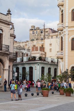 Havana, Küba - 20 Şubat 2016: Eski sömürge binaları Plaza Vieja Meydanı Havana Vieja '