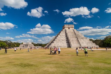 Chichen Itza, Meksika - 26 Şubat 2016: Turist kalabalığından arkeolojik sit Chichen Itza, tüylü yılan piramit ziyaret edin.