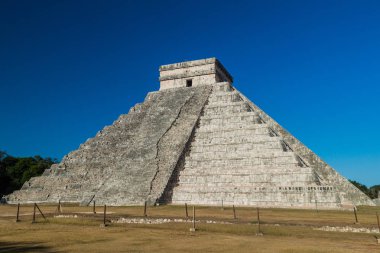 Maya arkeolojik sit Chichen Itza, Meksika içinde piramit tüylü yılan