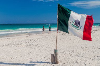 Tulum, Mexio - 29 Şubat 2016: Tulum, Meksika için Karayip sahilinde Meksika bayrağı