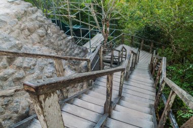 Tapınak IV için arkeolojik önde gelen merdiven Tikal, Guatemala site