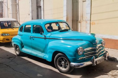 Trinidad, Küba - 8 Şubat 2016: Vintage Plymouth araba Trinidad, Küba'nın ortasındaki bir sokakta.