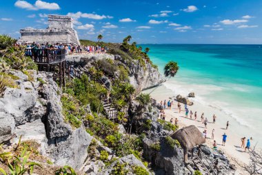 Tulum, Mexio - 29 Şubat 2016: Antik Maya şehir Tulum, Meksika kalıntıları altında sahilde turist