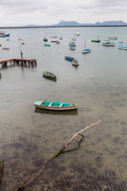 Gibara, Küba - 29 Ocak 2016: Tekneler bir Harbor Gibara Köyü, Küba