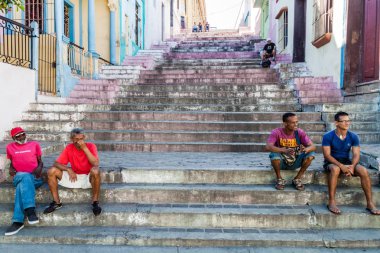 Santiago De Cuba, Cuba - 1 Şubat 2016: Santiago de Cuba, Cuba adımda Peder Pico insanlar oturup