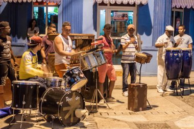 Bayamo, Küba - 30 Ocak 2016: Yerel müzik grubu Bayamo bir yaya caddesi üzerinde gerçekleştirir.