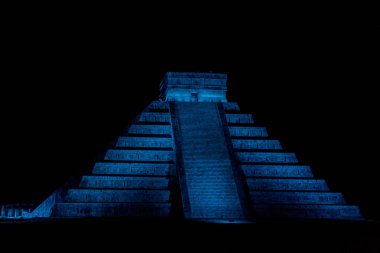 Antik Maya şehri Chichen Itza, Meksika piramitte tüylü yılan gece görünümü