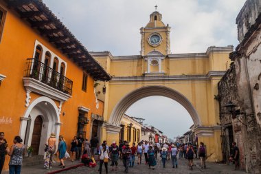 Antigua, Guatemala - 26 Mart 2016: Görünüm, Santa Catalina Arch şehirde Antigua Guatemala, Guatemala.