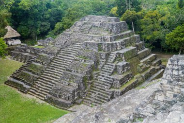 Kuzey Acropolis adlı sit alanı Yaxha, Guatemala, piramit