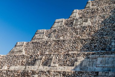 Piramit tüylü yılan Maya arkeolojik sit Chichen Itza, Meksika adımları detay