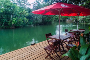 Rio Dulce, Guatemala - 10 Mart 2016: Hotel Kangaroo Riverside Teras Rio Dulce Nehri, Guatemala yakınında