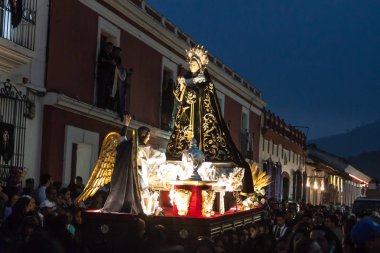 Antigua, Guatemala - 25 Mart 2016: İyi Cuma günü geçit katılımcıların Antigua Guatemala City.