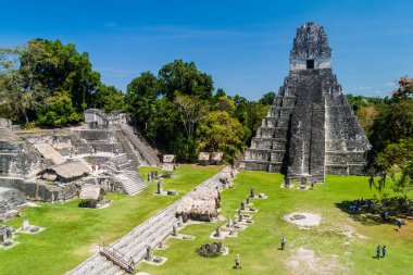 Tikal, Guatemala - 14 Mart 2016: Arkeolojik Gran Plaza'da turist Tikal, Guatemala site