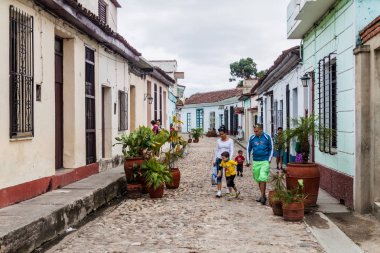 Sancti Spiritus, Küba - 7 Şubat 2016: Sancti Spiritus, Küba yaya bölgesinde, insanlar yürümek