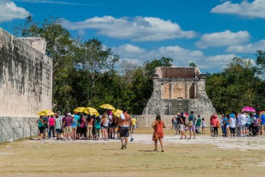 Chichen Itza, Meksika - 26 Şubat 2016: Turist kalabalığından arkeolojik sit Chichen Itza büyük top oyunu sarayda ziyaret edin.
