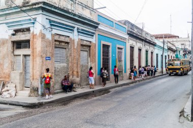 Matanzas, Cuba - 16 Şubat 2016: Matanzas, Cuba merkezi içinde otobüs bekleyenler