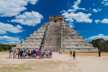 Chichen Itza, Meksika - 26 Şubat 2016: Turist kalabalığından arkeolojik sit Chichen Itza, tüylü yılan piramit ziyaret edin.