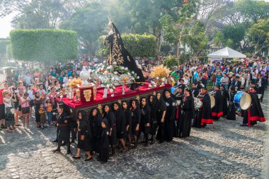 Antigua, Guatemala - 26 Mart 2016: Kutsal Cumartesi (siyah Cumartesi) alay katılımcıların şehirde Antigua Guatemala, Guatemala.