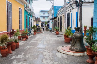 Sancti Spiritus, Küba - 7 Şubat 2016: Sancti Spiritus, Küba yaya bölgesinde, insanlar yürümek