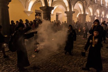 Antigua, Guatemala - 25 Mart 2016: İyi Cuma günü geçit katılımcıların Antigua Guatemala City.