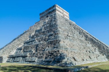 Maya arkeolojik sit Chichen Itza, Meksika içinde piramit tüylü yılan