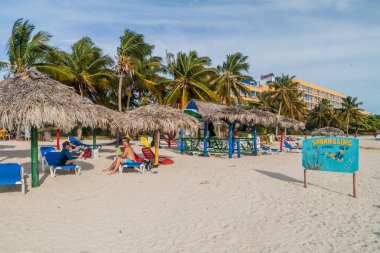 Playa vızıldamak, Küba - 9 Şubat 2016: Trinidad, Küba Playa vızıldamak görünümü plaj. Hotel Club Amigo vızıldamak içinde belgili tanımlık geçmiş.