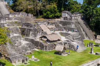 Tikal, Guatemala - 14 Mart 2016: Arkeolojik Gran Plaza'da turist Tikal, Guatemala site