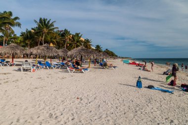Playa vızıldamak, Küba - 9 Şubat 2016: Turist Playa vızıldamak Trinidad, Küba yakınındaki kumsalda güneşlenmek
