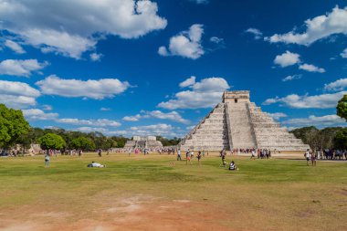 Chichen Itza, Meksika - 26 Şubat 2016: Turist kalabalığından arkeolojik sit Chichen Itza, tüylü yılan piramit ziyaret edin.