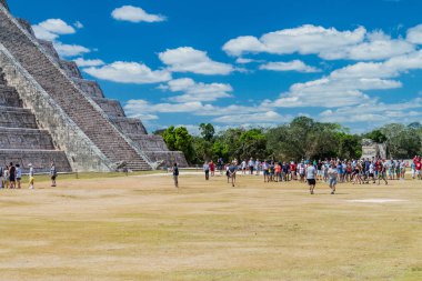 Chichen Itza, Meksika - 26 Şubat 2016: Turist kalabalığından arkeolojik sit Chichen Itza, tüylü yılan piramit ziyaret edin.