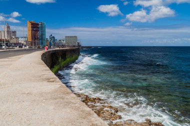 Havana, Küba - 21 Şubat 2016: Ünlü sahil sürücü Malecón Havana'da. Arka mahallede Vedado manzarası.